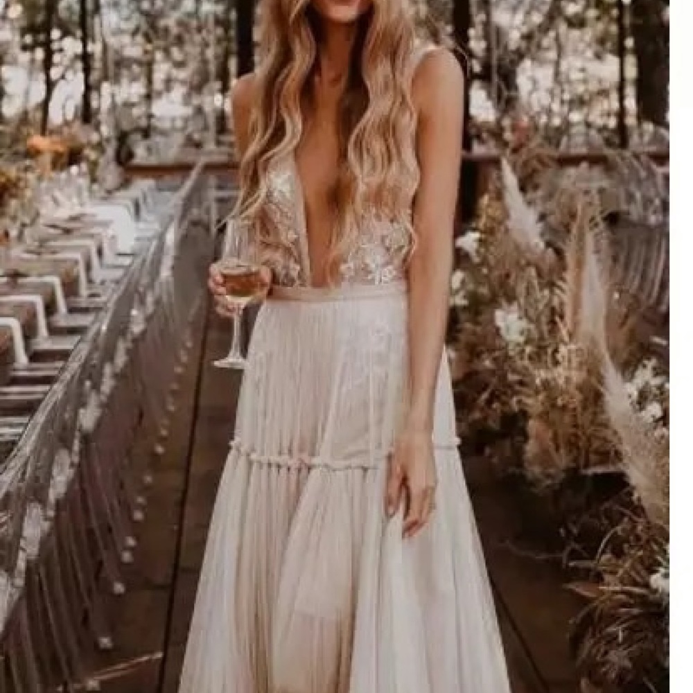 Beautiful dress! Rue de seine vibes
